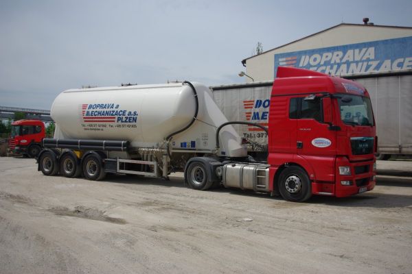 tahač SCANIA   cisterna pro přepravu cementu